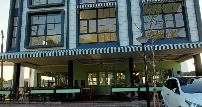 Ruko di pinggir jalan utama Wisteria Dekat Kelapa Gading Jakarta Utara